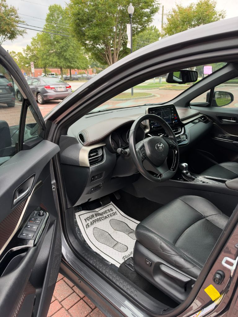 Toyota C-HR photo 8