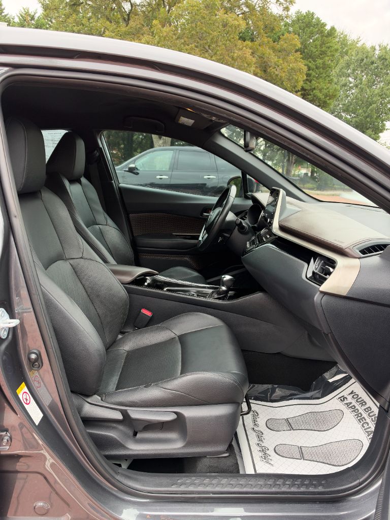 Toyota C-HR photo 11