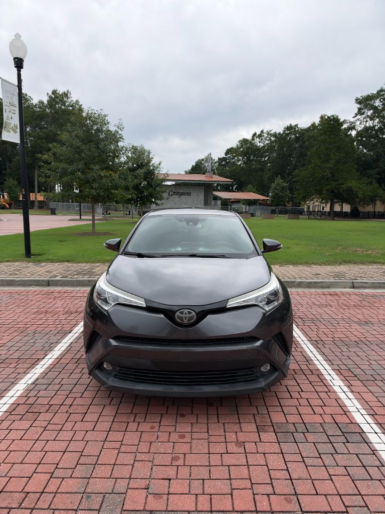 Toyota C-HR photo 2