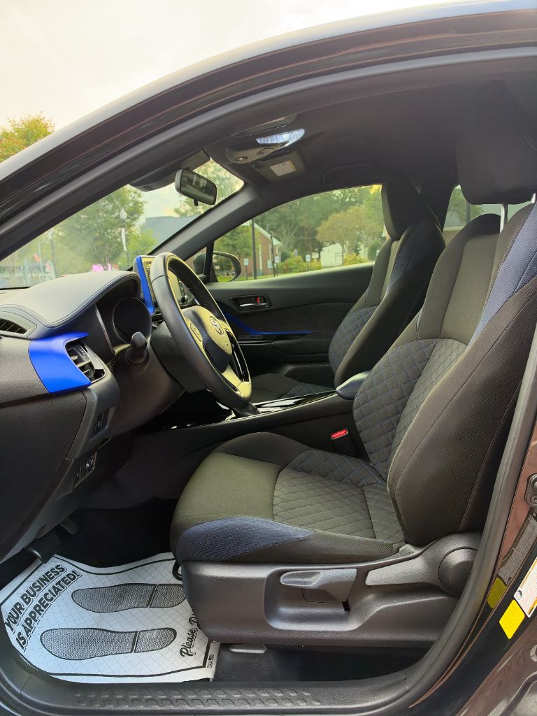 Toyota C-HR photo 9