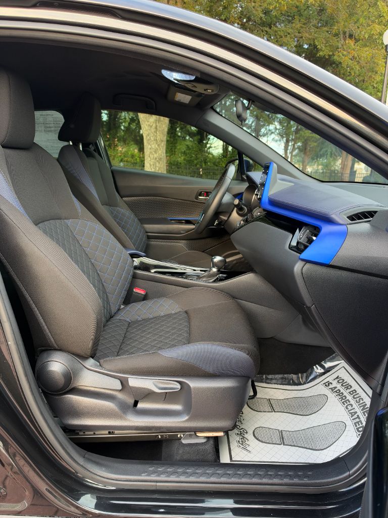 Toyota C-HR photo 11
