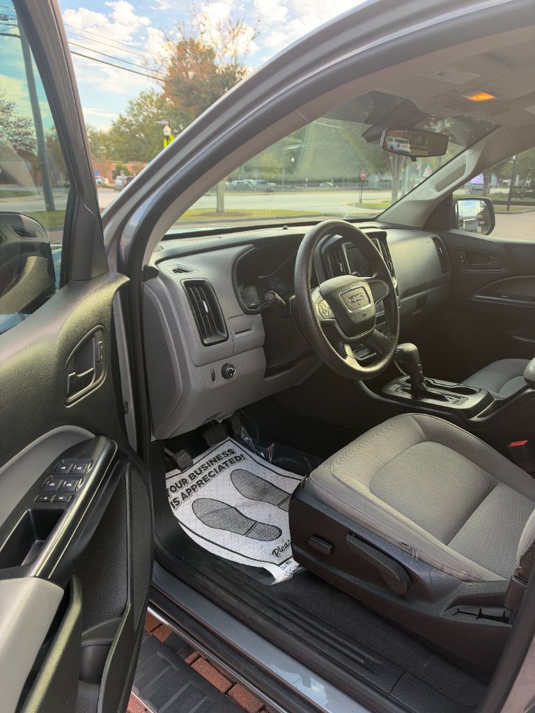 GMC Canyon photo 8